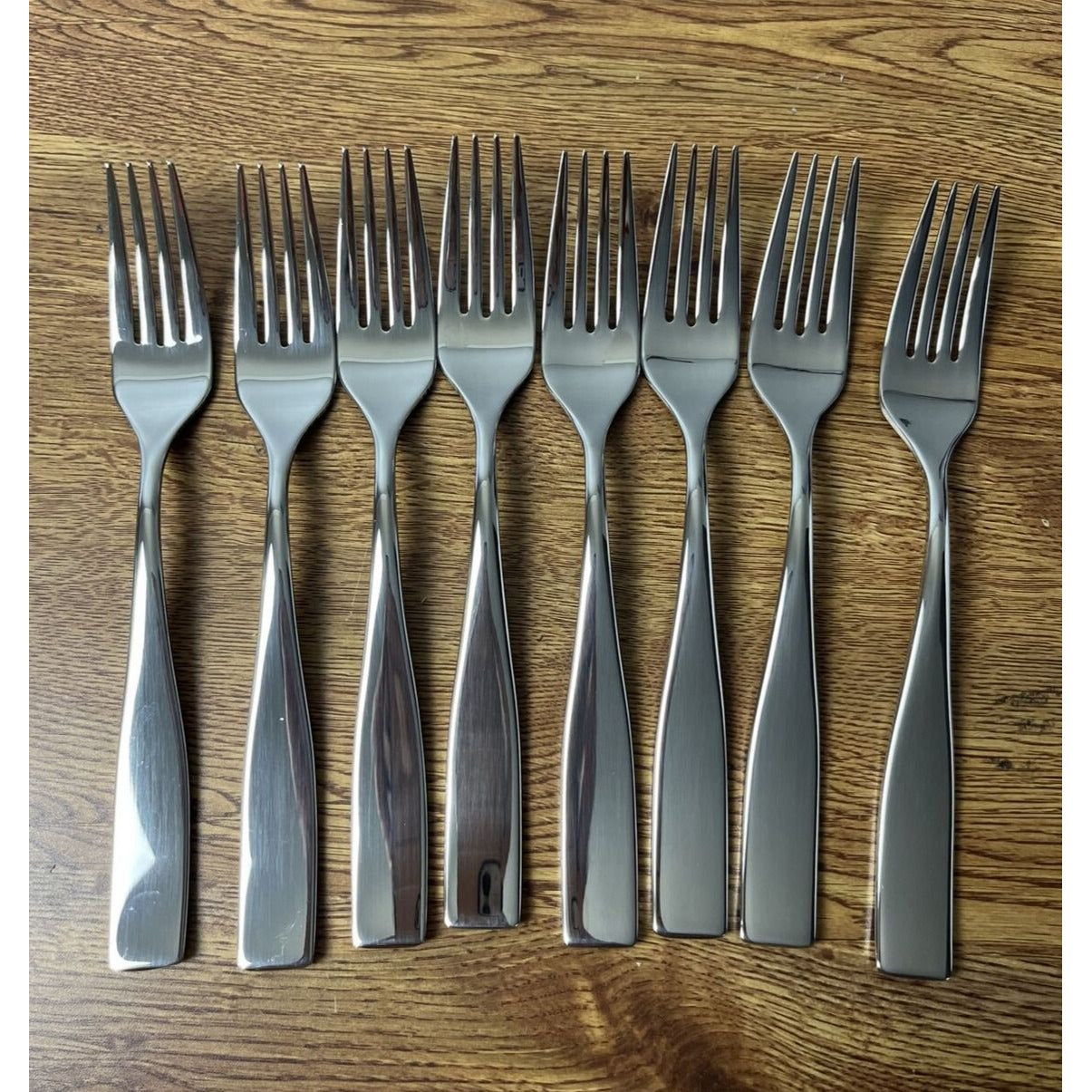 Our Table Beckett Mirror 18/10 Stainless Steel 40-Piece for 8 Flatware Set