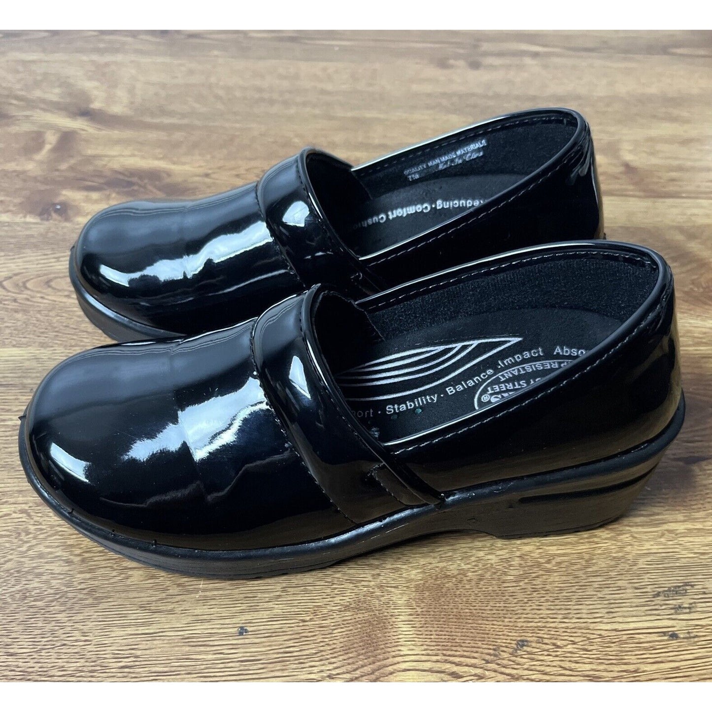 Easy Works Women's LYNDEE Health Care Professional Shoe, Black Patent, 7M