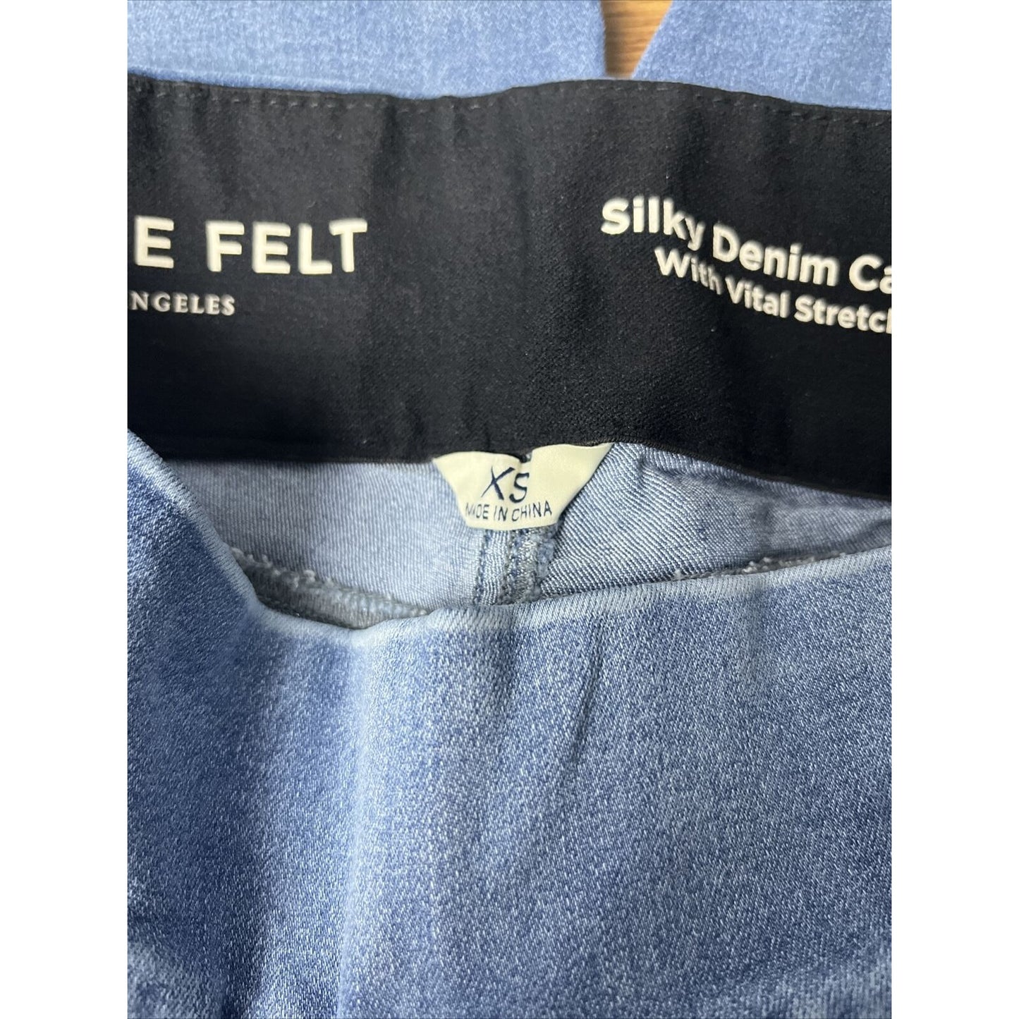 Laurie Felt Women's Jeans Sz XS Silky Denim Capri w/ Cambre Waist Blue A518591