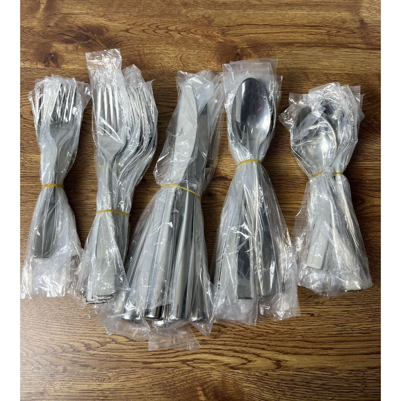 Our Table Beckett Mirror 18/10 Stainless Steel 40-Piece for 8 Flatware Set