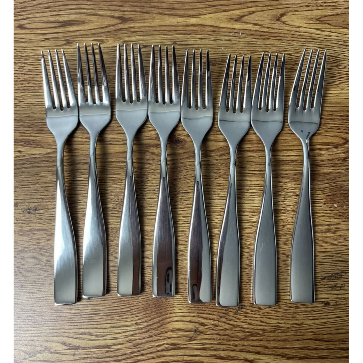 Our Table Beckett Mirror 18/10 Stainless Steel 40-Piece for 8 Flatware Set